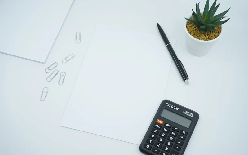 Rekenmachine en pen op een bureau bij een accountancykantoor